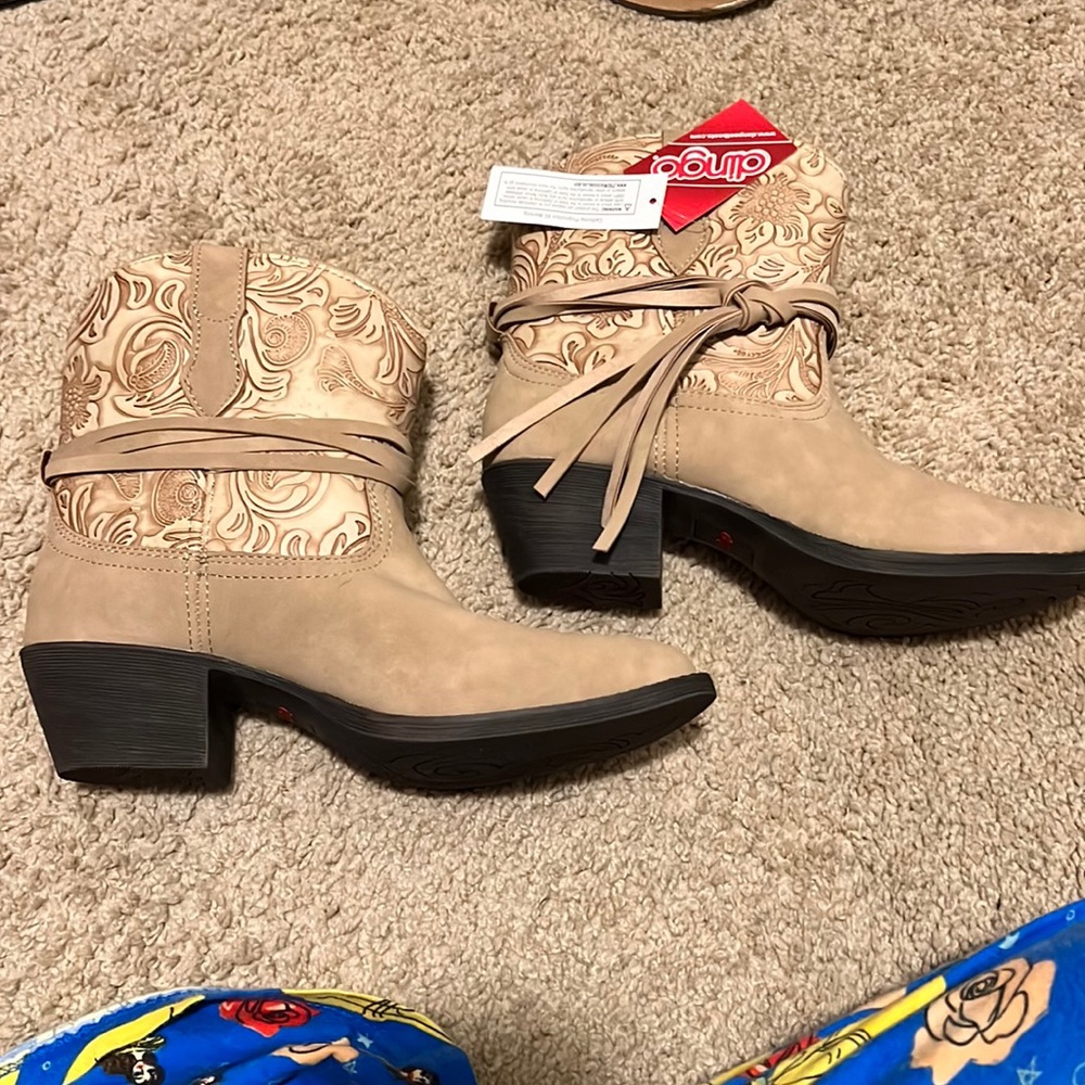 Womens size 6.5 Dingo brand ankle boots